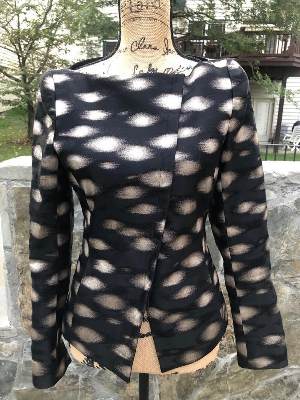 A-K-R-I-S AKRIS BLACK GOLD ZIP FRONT JACKET SIZE 6 8(JA100
